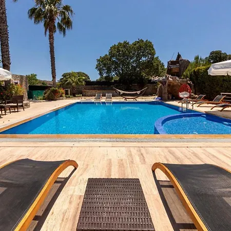 펜션 Luxurious House With Shared Pool And Sauna In *